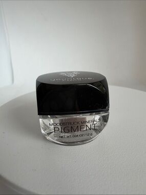Younique Moodstruck Minerals Loose Pigment- INFATUATED